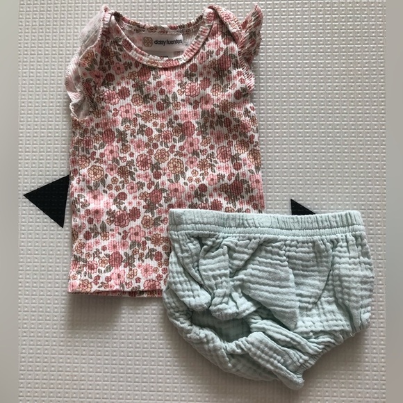 Daisy Fuentes|Baby girl cute outfit with short sleeve ditsy floral top & gauze• - Picture 1 of 3